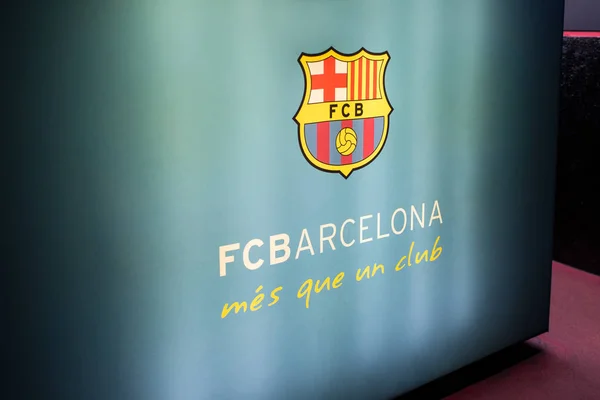 バルセロナ スペイン 2018 カンプ スタジアム 遊び場の入り口前に バルセロナの公式の記号 — ストック写真