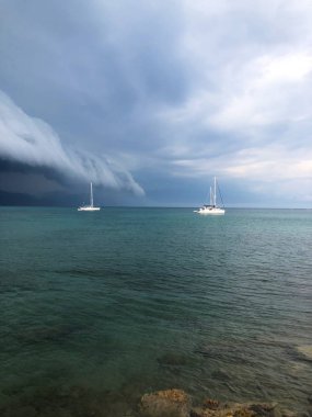 Marina dramatik fırtına