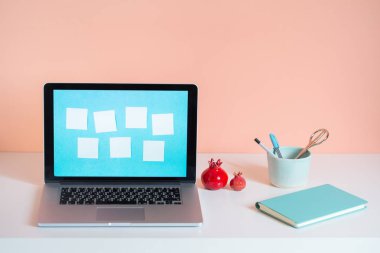 Laptop ekran, çalışma yeri çıkartmaları ile 