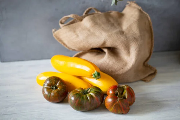 Pomodori Curvi Zucchine Gialle Sacchetto Tela Sfondo Grigio Foglie Eucalipto — Foto Stock