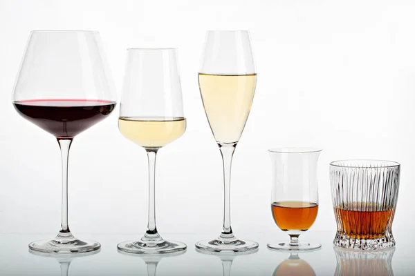 Ulike Alkoholholdige Drikker Bordet Med Refleksjon – stockfoto