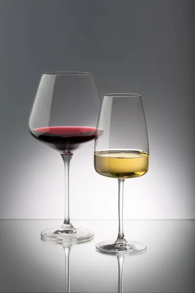 Vasos Vino Tinto Blanco Sobre Fondo Gris Degradado — Foto de Stock