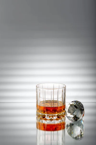 Vaso Brandy Con Cristal Sobre Mesa Con Reflejo — Foto de Stock