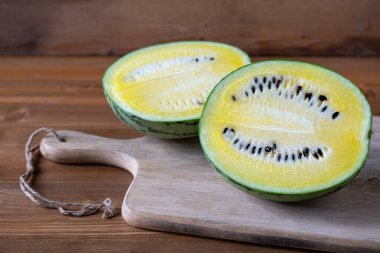 çukurları ile dilimlenmiş karpuz