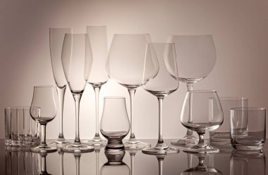 Masada yansımalı boş bardakların çeşitliliği