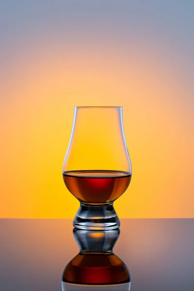 Kristalglas Van Cognac Cognac Met Kleurrijke Achtergrond — Stockfoto