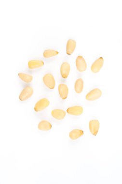 Beyaz arkaplanda temizlenmiş Sedir fıstıkları, üst görünüm