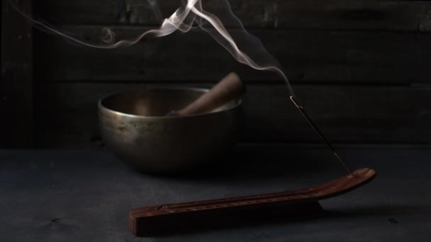 烟熏在深色的木制背景上 配上歌唱碗 — 图库视频影像