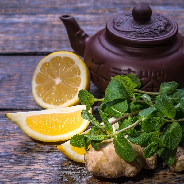 Green Tea Brown Pot Mint Lemon Pieces Slices Ginger Dark — Stock Photo, Image
