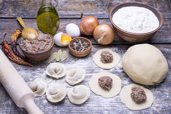 Hamur köfteleri ve kıyma, un, hamur, kıyma, kıyma, yumurta, zeytinyağı, baharatlar, tuz, biber, ahşap bir tahtada defne yaprağı, arka plan.