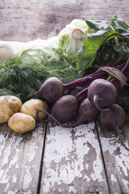 Genç sebze hasat. A eski ahşap bir masa üzerinde bir vejetaryen doğal organik borsch hazırlamak için ayarla.