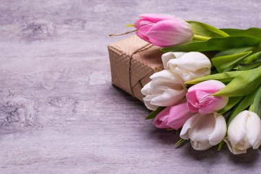 Bahar lale çiçekleri pembe, beyaz, kırmızı, Hediyelik, vintage gri tablo mevcut kutusunda. Kadın ya da anneler günü için tebrik.