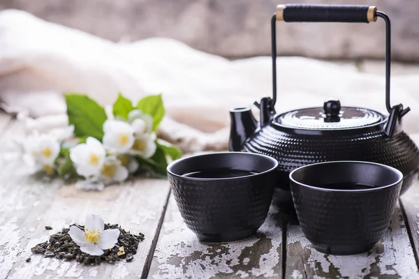 绿茶集茶壶 茶杯和花卉茉莉花在木质背景 服务的纺织毛巾 — 图库照片