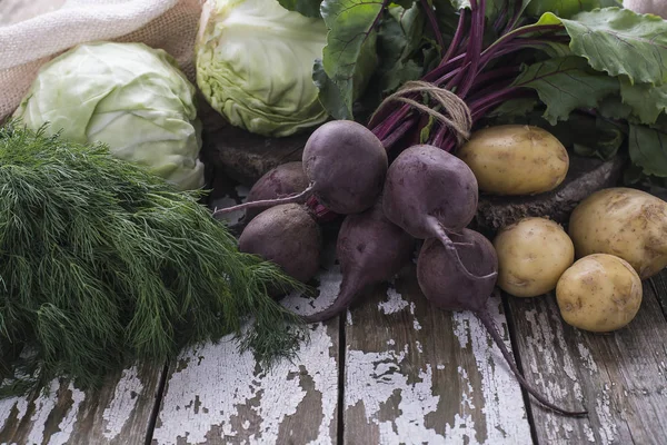 Genç sebze hasat. A eski ahşap bir masa üzerinde bir vejetaryen doğal organik borsch hazırlamak için ayarla.