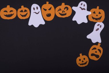 Gülümseyen ve kabaklar bir siyah Kağıt arka plan üzerinde kopya alanı gülüyor çok kötü ruhları ile elişi dekoratif tebrik kartı.