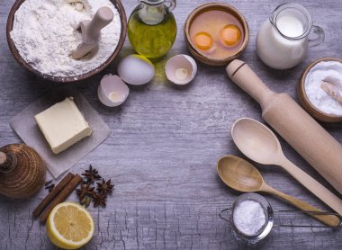 Ev yapımı bisküvi, pasta, kurabiye kopya alanı gri bir ahşap zemin üzerine pişirme için doğal organik maddeler. Düz yatıyordu.