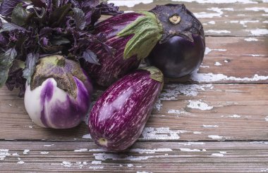 Organik sebze patlıcan, fesleğen için pişirme doğal vejetaryen yiyecekler, çorba ahşap arka plan üzerinde.