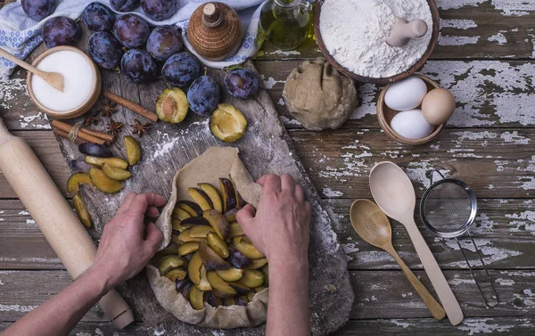 Жіноча Рука Обмотує Тісто Домашньому Пирозі Сливами Свіжі Інгредієнти Випічки — стокове фото