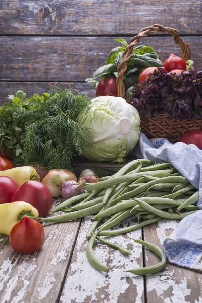 Свежие Собранные Натуральные Овощи Приготовления Вегетарианской Пищи Помидоры Зелень Капуста — стоковое фото