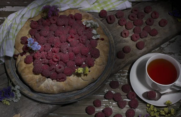 Naturalne Świeżo Pieczone Beries Domowe Ciasto Malinami Filiżanką Herbaty Podłoże — Zdjęcie stockowe
