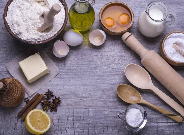 Ev yapımı bisküvi, pasta, kurabiye kopya alanı gri bir ahşap zemin üzerine pişirme için doğal organik maddeler. Düz yatıyordu.