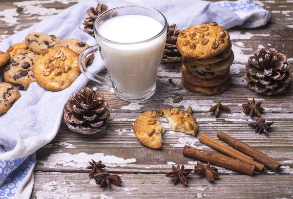 Свежеиспеченные Натуральные Печенье Санта Клауса Чашкой Молока Видов Корицы Аниса — стоковое фото