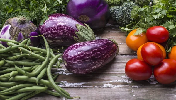 Berenjena Orgánica Orgánica Recién Recogida Judías Verdes Tomates Brócoli Sobre —  Fotos de Stock