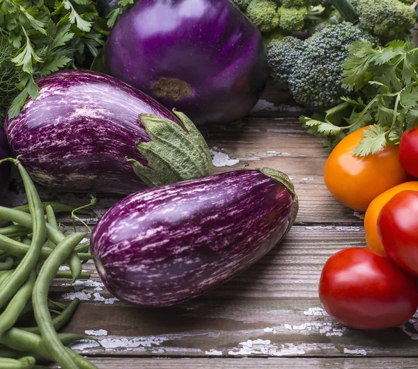 Здоровые Органические Овощи Баклажаны Помидоры Зелень Приготовления Натуральных Вегетарианских Блюд — стоковое фото