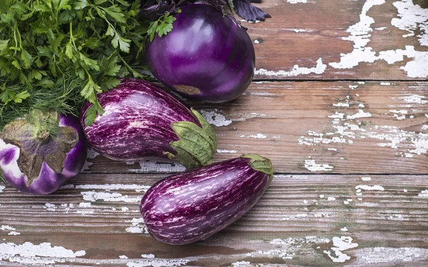 Hazırlık sağlıklı yeme vejetaryen kavramı. Taze organik organik patlıcan ve yeşillik kopya alanı ile ahşap bir masa üzerinde aldım RIPE.