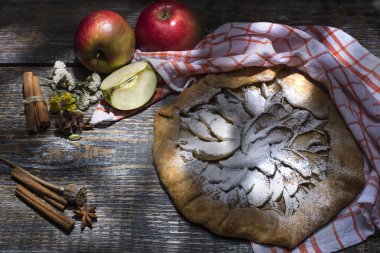 Tatlı lezzetli taze pişmiş ev yapımı Fransız ülke pasta elmalı ahşap bir zemin üzerine kopyalama alanı.