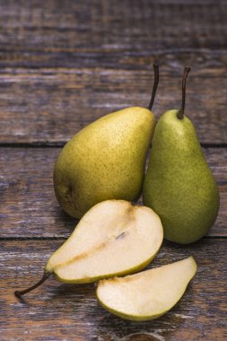 Sağlıklı yiyecekler - organik armut bir ahşap zemin üzerine taze meyve suyu için alanı kopyalayın. Vejetaryen yiyecekler sağlıklı kavramı.