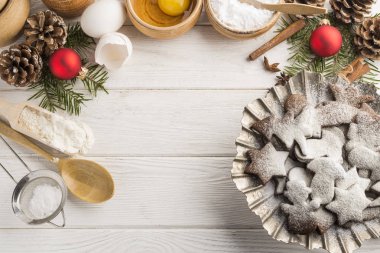 Kopya alanı bir ahşap beyaz zemin üzerine ev yapımı Noel kurabiyeleri fırından yeni çıkmış. Üstten görünüm.