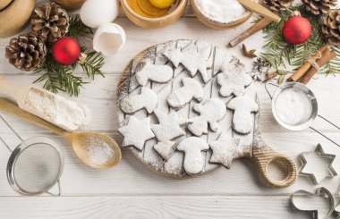 Ev yapımı tatil ile pişirme şeker o ahşap beyaz zemin toz. Düz yatıyordu