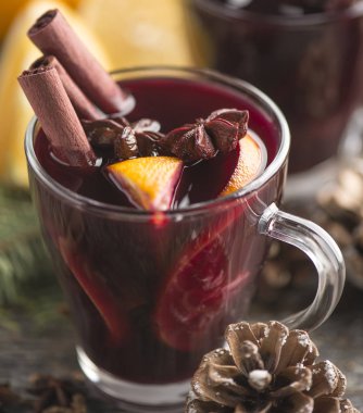 Geleneksel sıcak içecek mulled şarap, tarçın stisks, Anason yıldız cam ahşap tahta üzerinde Kapat.