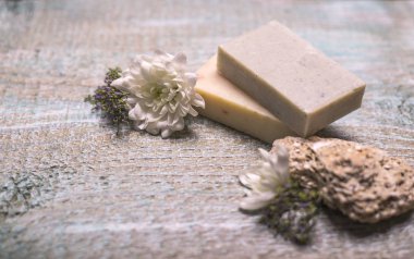 Aromatik el yapımı doğal organik sabun metin için yer ahşap bir zemin üzerine çiçekli.