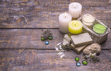 Kozmetik spa malzemeler parfümlü tuz, organik el sanatları sabun ahşap arka plan, metin için yer.