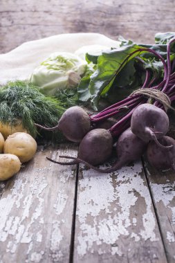 Metin için yer ahşap bir zemin üzerine olgun sebze taze çekilmiş taze organik hasat.