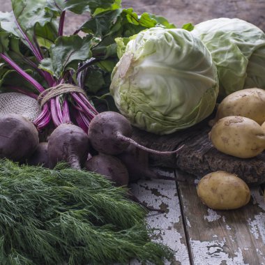 Vejetaryen sağlıklı sebze - metin için bir ahşap zemin üzerine taze çorba yemek pişirmek için malzemeleri koyun. Vegan kavramı.