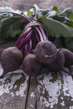 Frehly sebze pancar plzce metin için bir ahşap rustik zemin üzerine aldı. Vejetaryen yiyecekler kavramı.