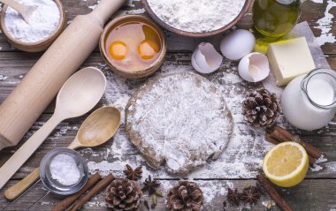 Doğal ürünler, ev yapımı kurabiye - un, tereyağı, şeker, baharatlar, limon, kopya alanı ahşap bir zemin üzerine süt pişirme için kümesi. Üstten görünüm.