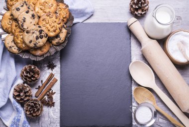 Noel lezzetli kurabiyeleri ve pişirme, kaşık, oklava, süzgeç metin altında yer ahşap bir zemin üzerine pudra şekeri ile ahşap nesneleri. Üstten görünüm.