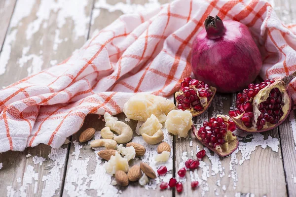 Romã Fresca Natural Pedaços Queijo Amendoim Com Uma Toalha Têxtil — Fotografia de Stock