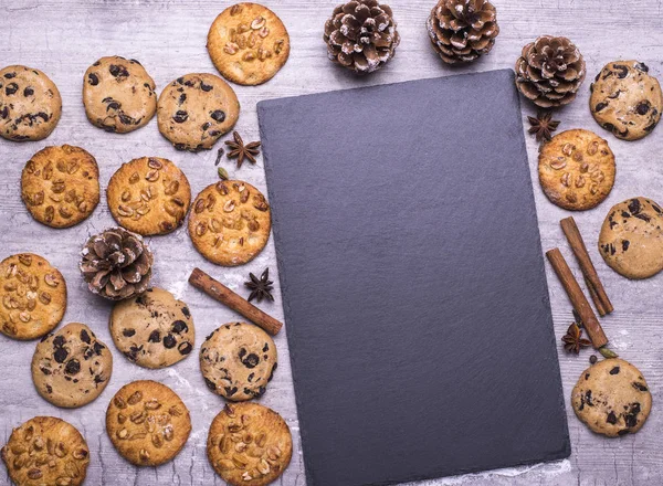 Noel desen ahşap gri arka plan, siyah tahtası tarifi için lezzetli Çerezler ile. Üstten görünüm. Tatil arka plan.