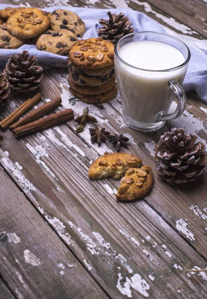 Рождественское Печенье Санта Клауса Чашкой Молока Видовой Корицей Еловыми Конусами — стоковое фото