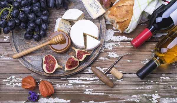 Dos Botellas Con Vino Tinto Blanco Con Frutas Naturales Orgánicas —  Fotos de Stock