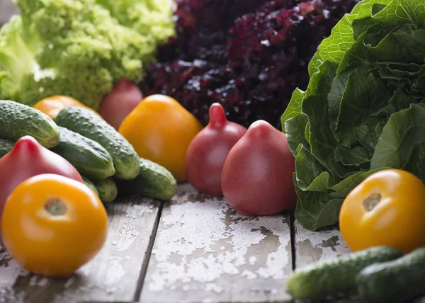Овощи Приготовления Натуральной Здоровой Вегетарианской Пищи Помидоры Красный Желтый Зеленый — стоковое фото