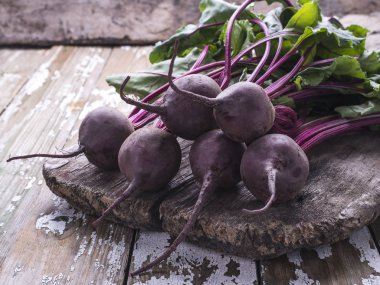 Ahşap bir tahta üzerinde taze toplayıp organik doğal pancar, arka plan, fotokopi alanı.