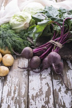 Ahşap bir arka plan üzerinde vejetaryen çorba pişirmek için taze doğal sebzeler, kopya alanı.