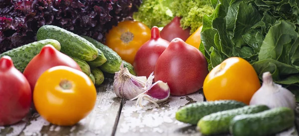 Verduras naturales ecológicas: tomates, lechuga, pepinos y ajo sobre un fondo de madera, espacio para copiar. De cerca. —  Fotos de Stock