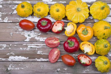 Ahşap bir arka plan üzerinde organik doğal taze malzemelerden Sebze çerçeve.